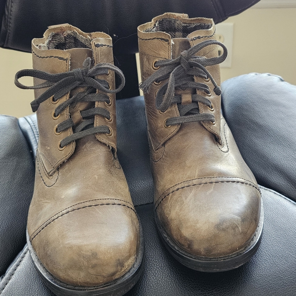 J. SHOES Beatiful Distressed Boots 9.5 Great Conditon